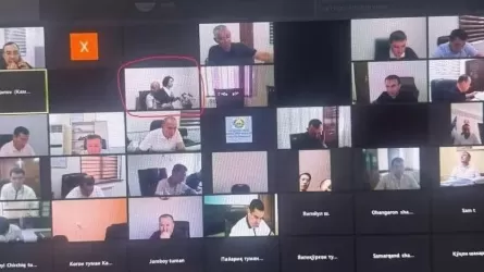 Шенеунік жиналыс кезінде әріптесін тізесіне алып, құшақтап отырған