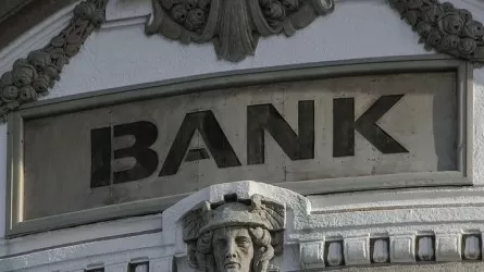 Банки РК обязали предупреждать клиентов о росте тарифов 