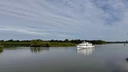 Омский губернатор прибыл в Казахстан по воде 