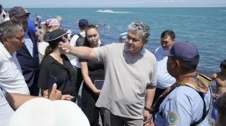 Вице-премьер Ермек Көшербаев Алакөл көлінің жағалауындағы демалыс аймақтарын тексерді