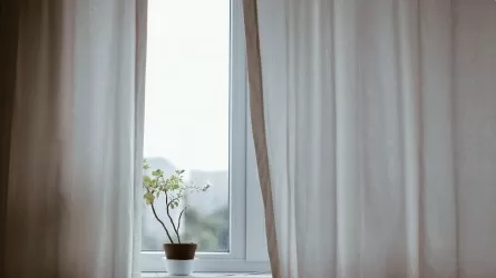 Өскеменде терезе жуамын деп бесінші қабаттан құлаған әже көз жұмды