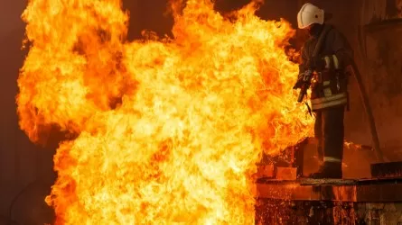 В Караганде ночью пылал торговый центр 