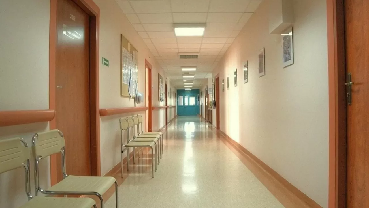 Пациент умер во время операции, пока врачи играли в музыкальное бинго   