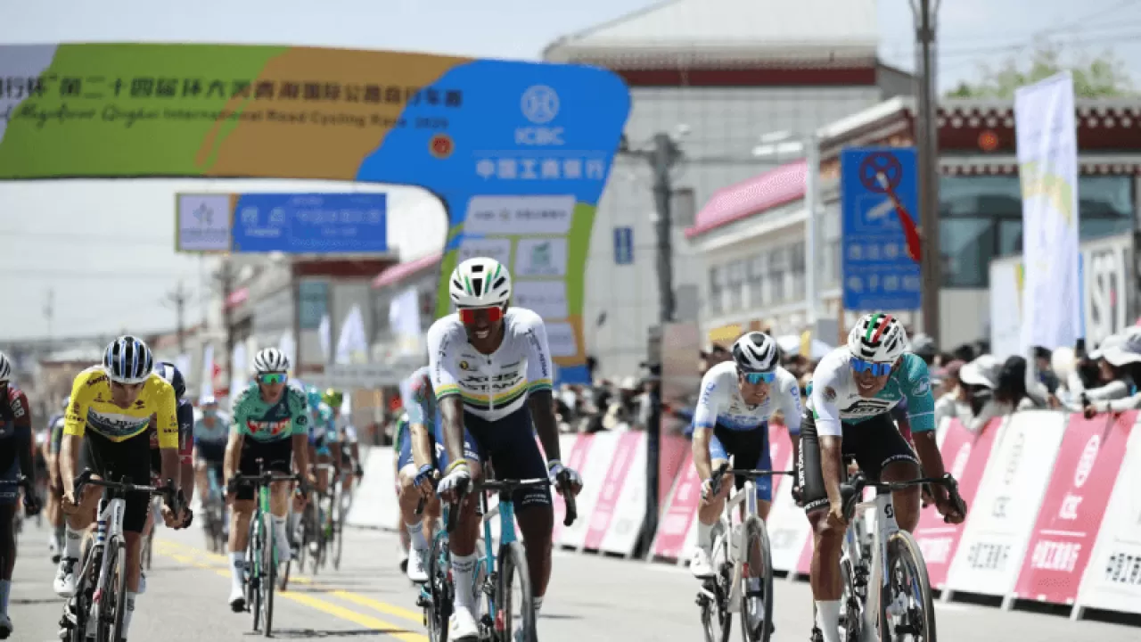 Гонщик XDS Astana Team вял серебро этапа Тура озера Цинхай