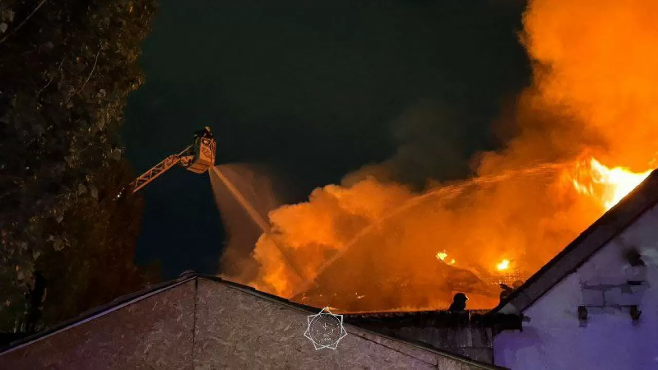 В Астане потушили пожар: чудом обошлось без жертв