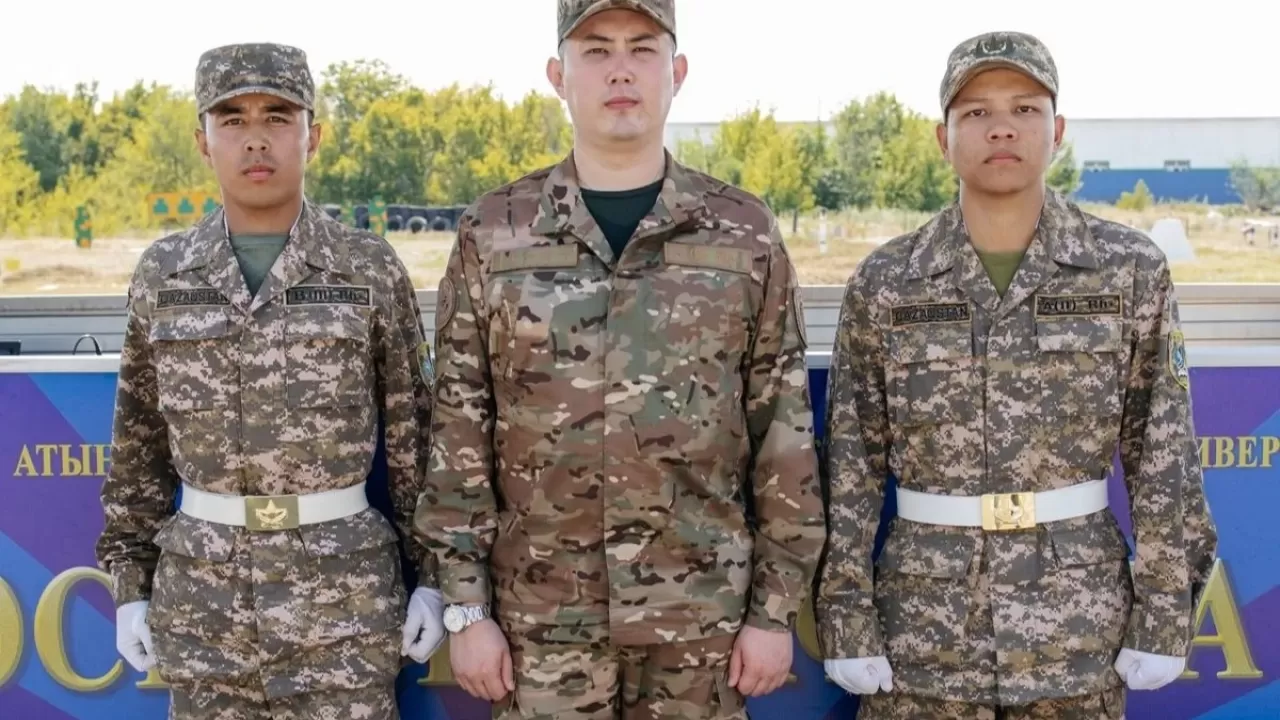 Оралда екі студент әйелді өрт ішінен аман алып шықты