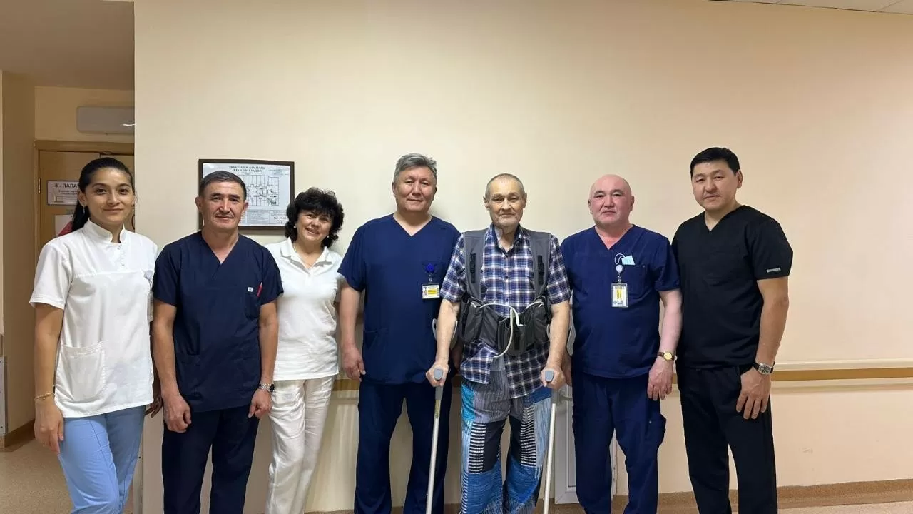 Операция года: в Алматы пациенту заменили колено при "искусственном сердце" 