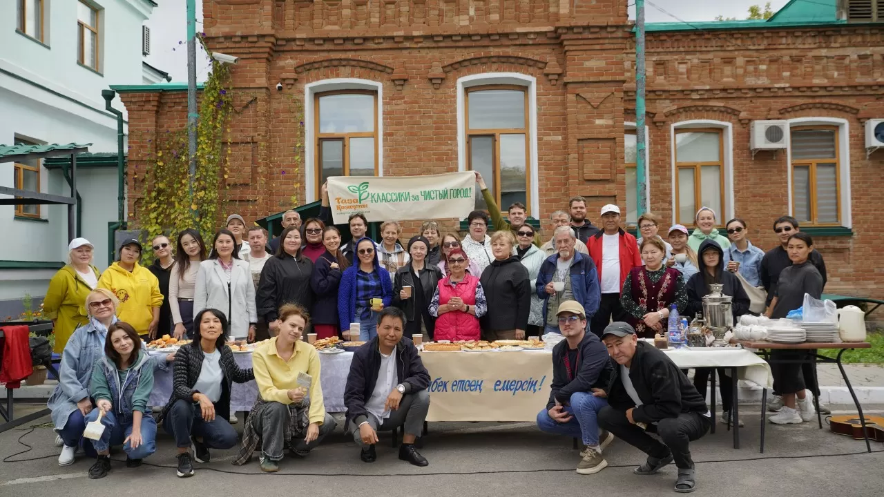 В столичном театре им. М. Горького прошла экологическая акция "Таза Қазақстан" 