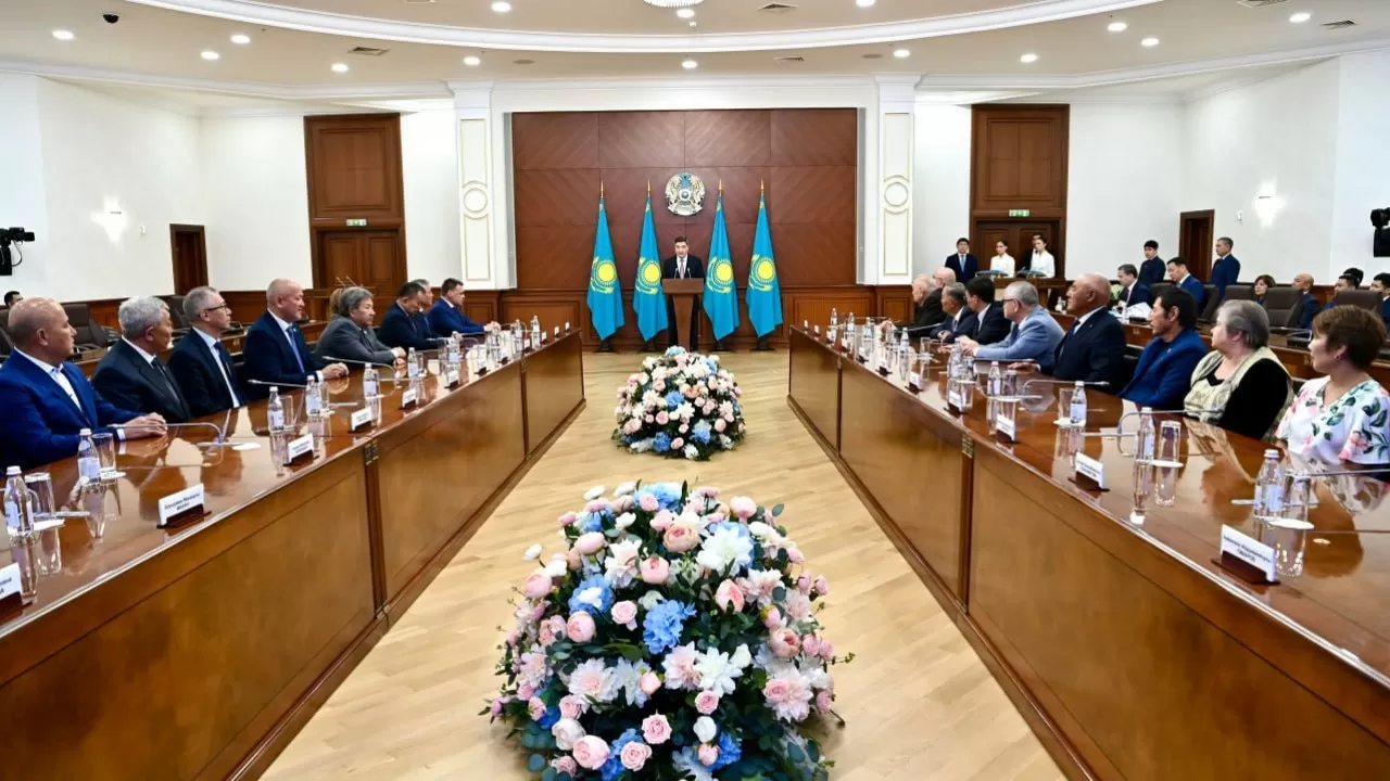 Олжас Бектенов құрылыс саласының қызметкерлерін марапаттады