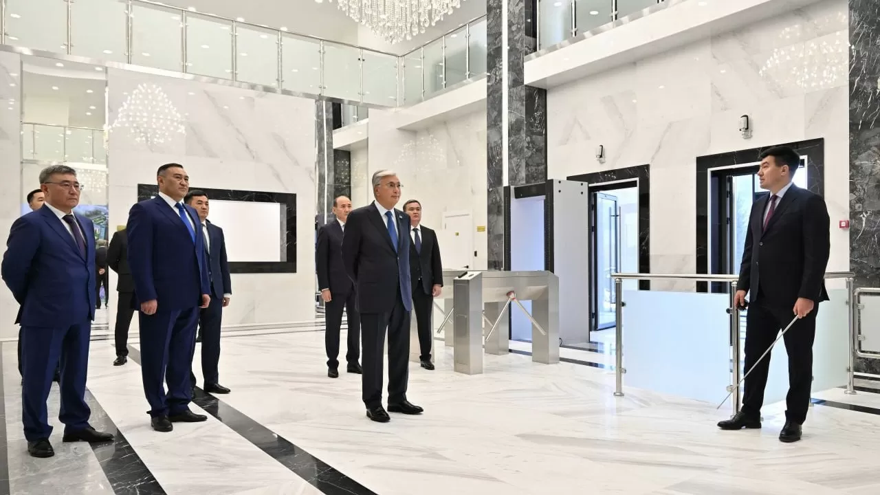 Токаев осмотрел новое здание ДКНБ в Астане 