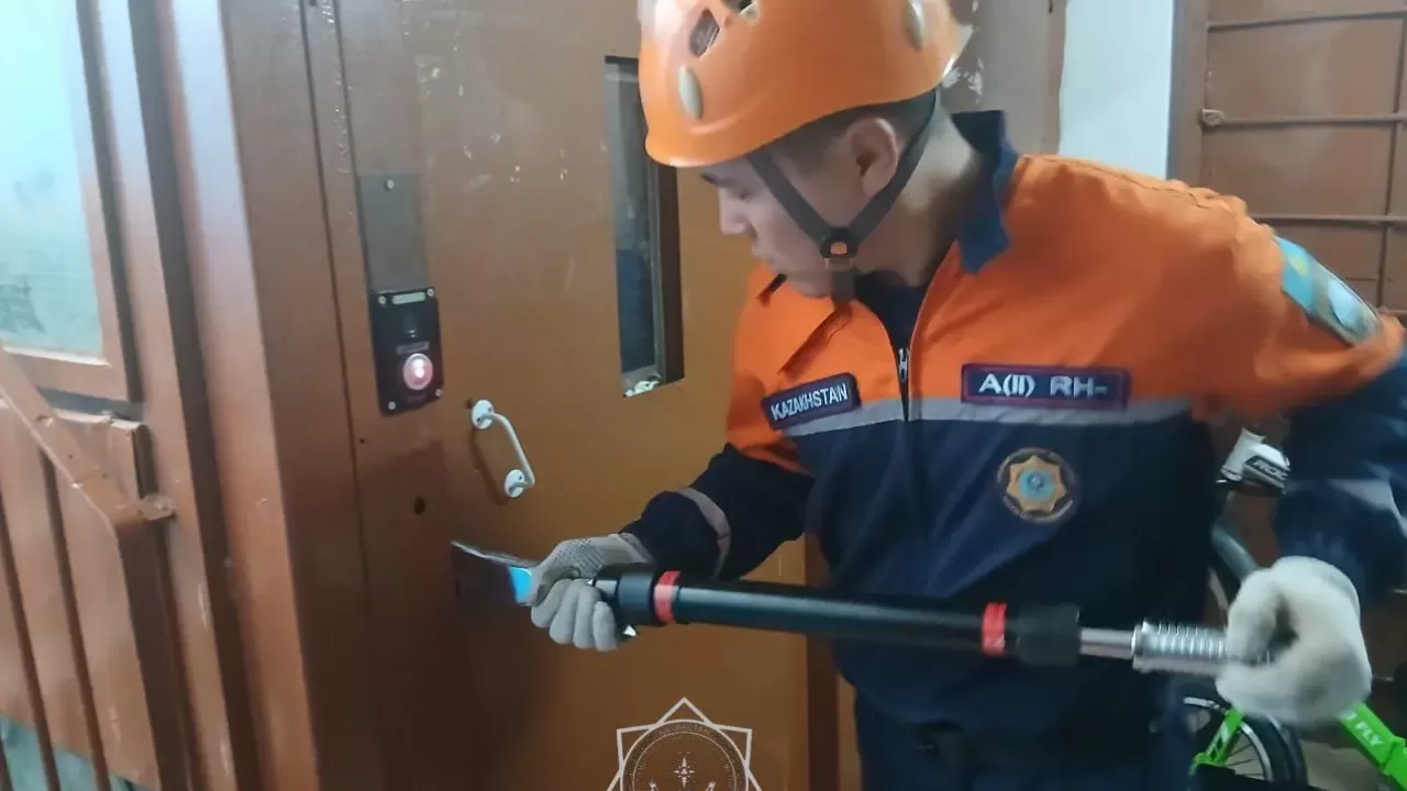 Двое детей застряли в лифте в ЗКО 