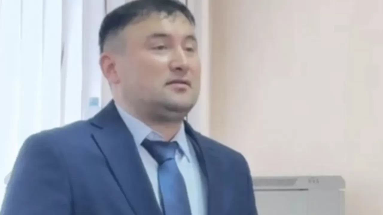 "Енді сенің аяғыңды сүйейін бе?": Ақтөбеде мемлекеттік қызметші жазаланды
