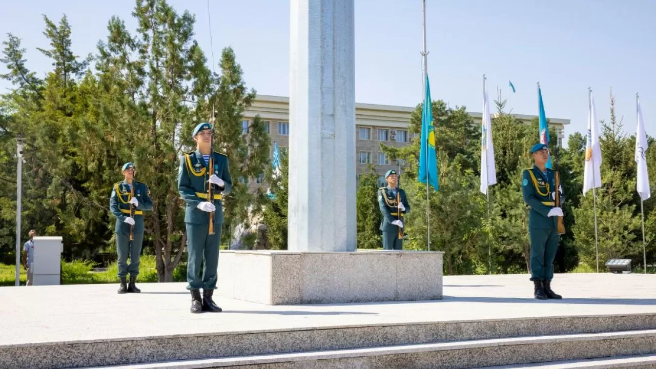 В Конаеве государственный флаг подняли на 55-метровый флагшток