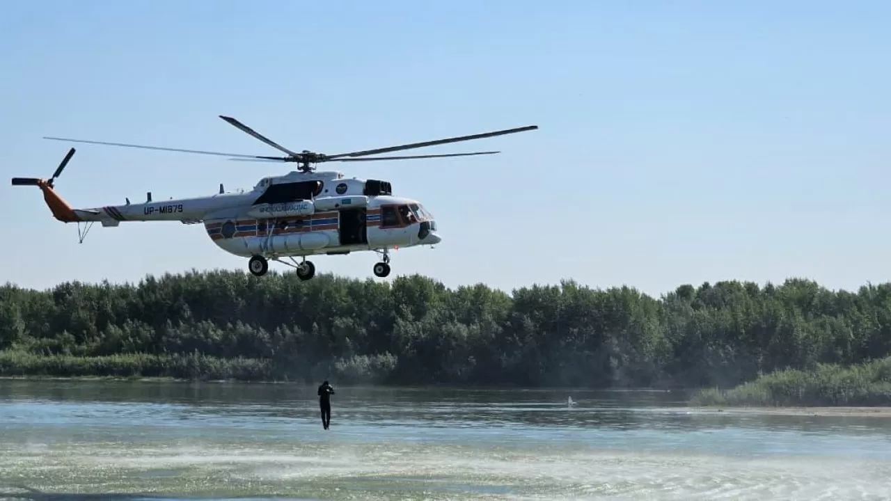 Поисково-спасательную "игру" с вертолетом Ми-8 провели в Павлодаре
