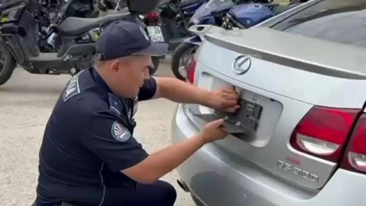 В Актобе задержан водитель Lexus с устройством для скрытия номерных знаков 