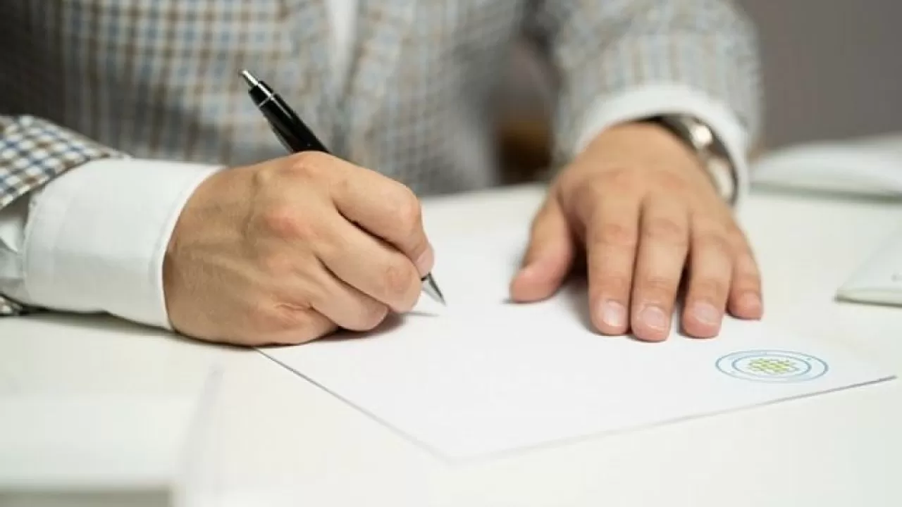 Борышкердің елден шығуына көмектескен сот орындаушысына қатысты тергеу басталды