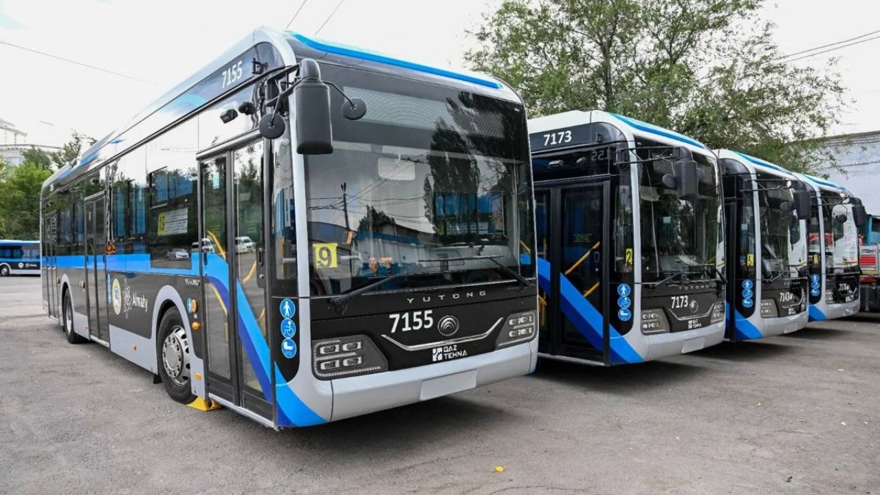 Автобустағы юбка астындағы қысқа бейнелер