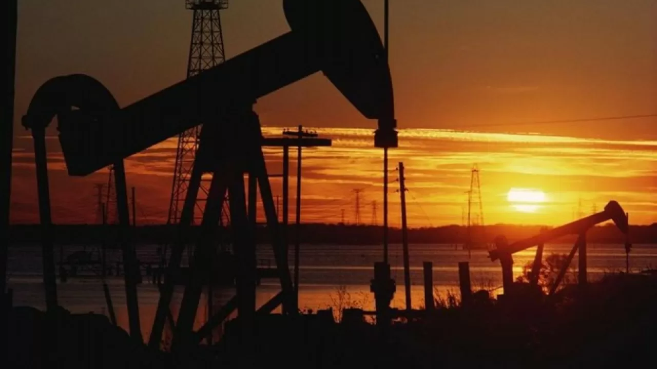 Нефть стабилизируется на фоне опасений по поводу угроз со стороны России