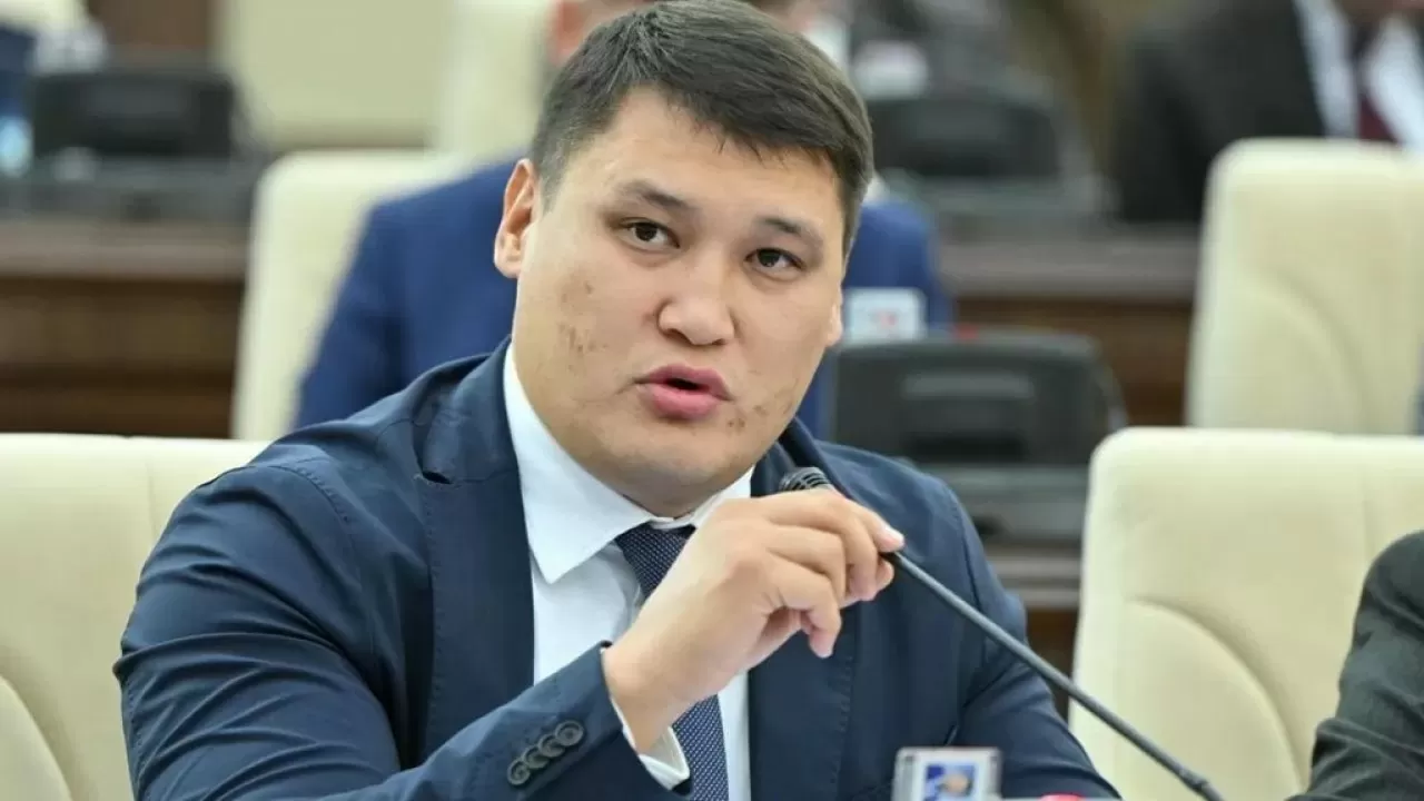 Переживший покушение замакима Шымкента ответил на заявление своего обидчика  