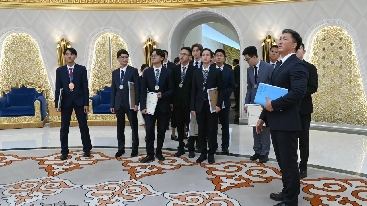 Победители школьных олимпиад прогулялись по Акорде 