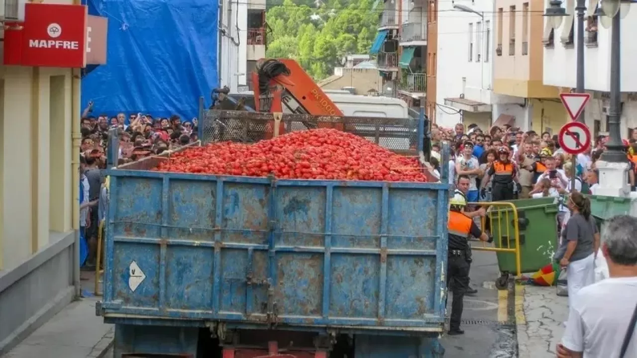 Испанияда дәстүрлі қызанақ атысына 120 тонна көкөніс жұмсалды