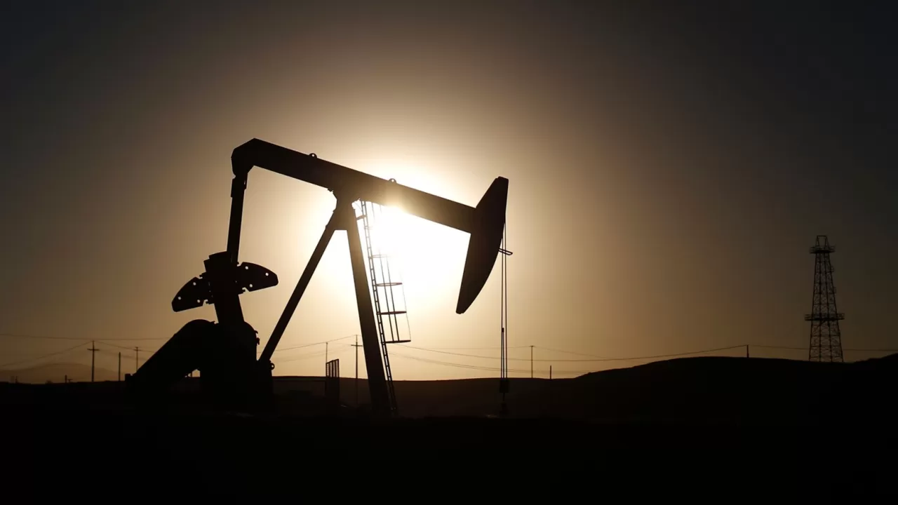 Цены на нефть растут вопреки неопределенности по санкциям 