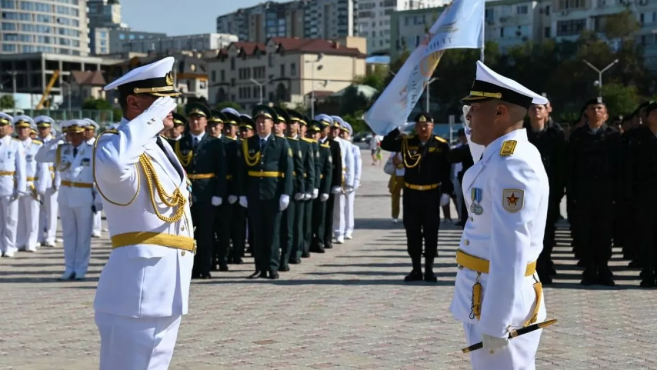 Военно-морской флаг Казахстана вновь подняли в Актау 