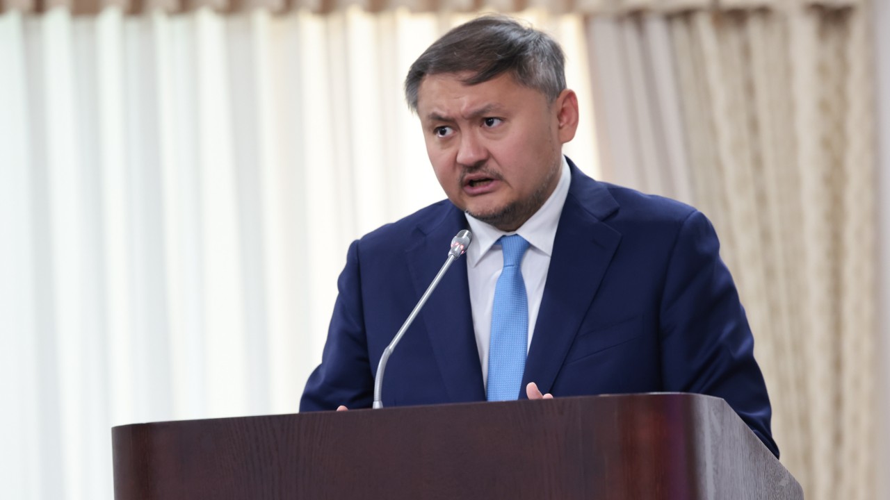 Карин Парсонстың жалаңаш суреттері Лабия пирсингіне арналған бейне