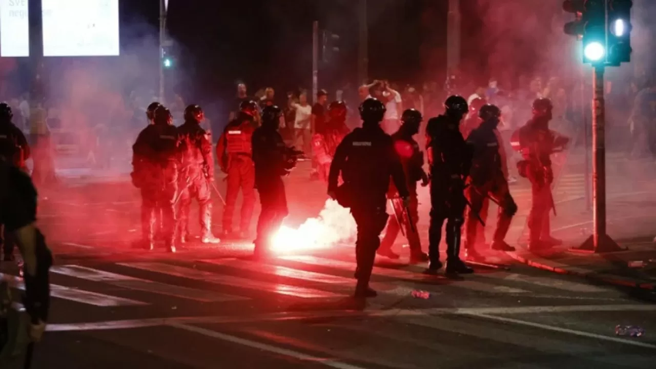 Более 40 полицейских ранили во время протестов в Сербии 