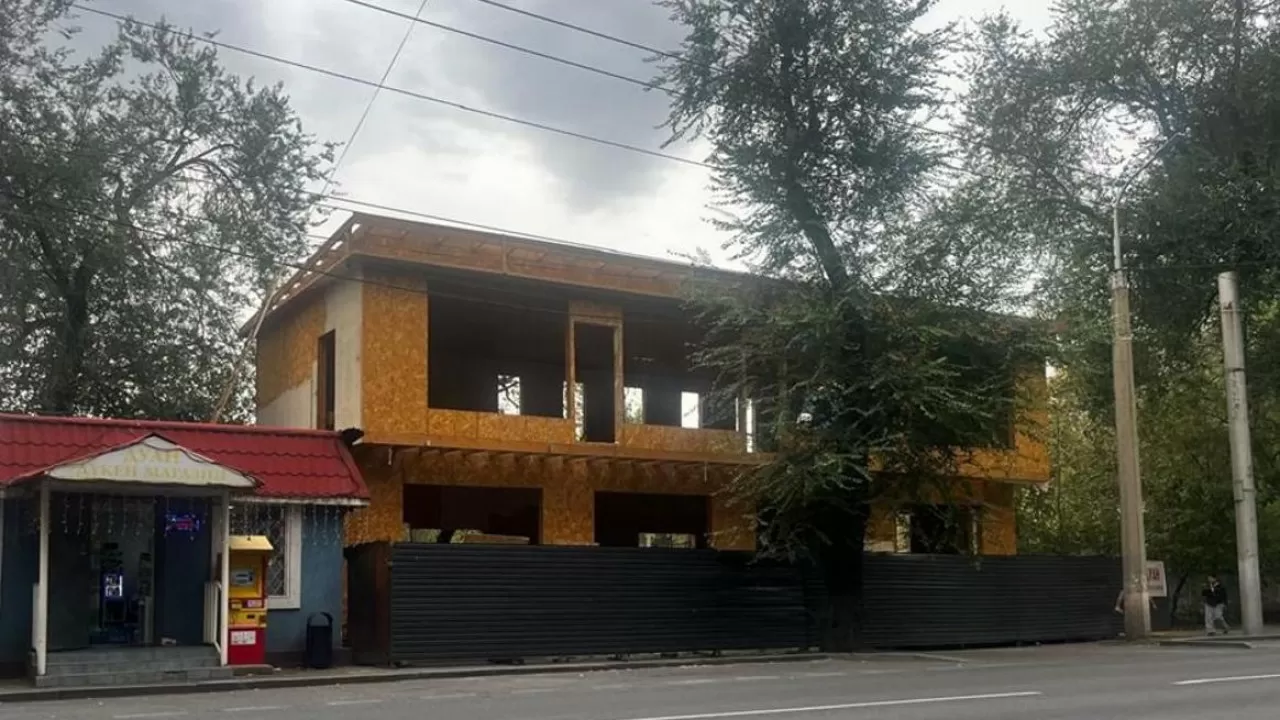 В центре Алматы собственнику пришлось сносить дом