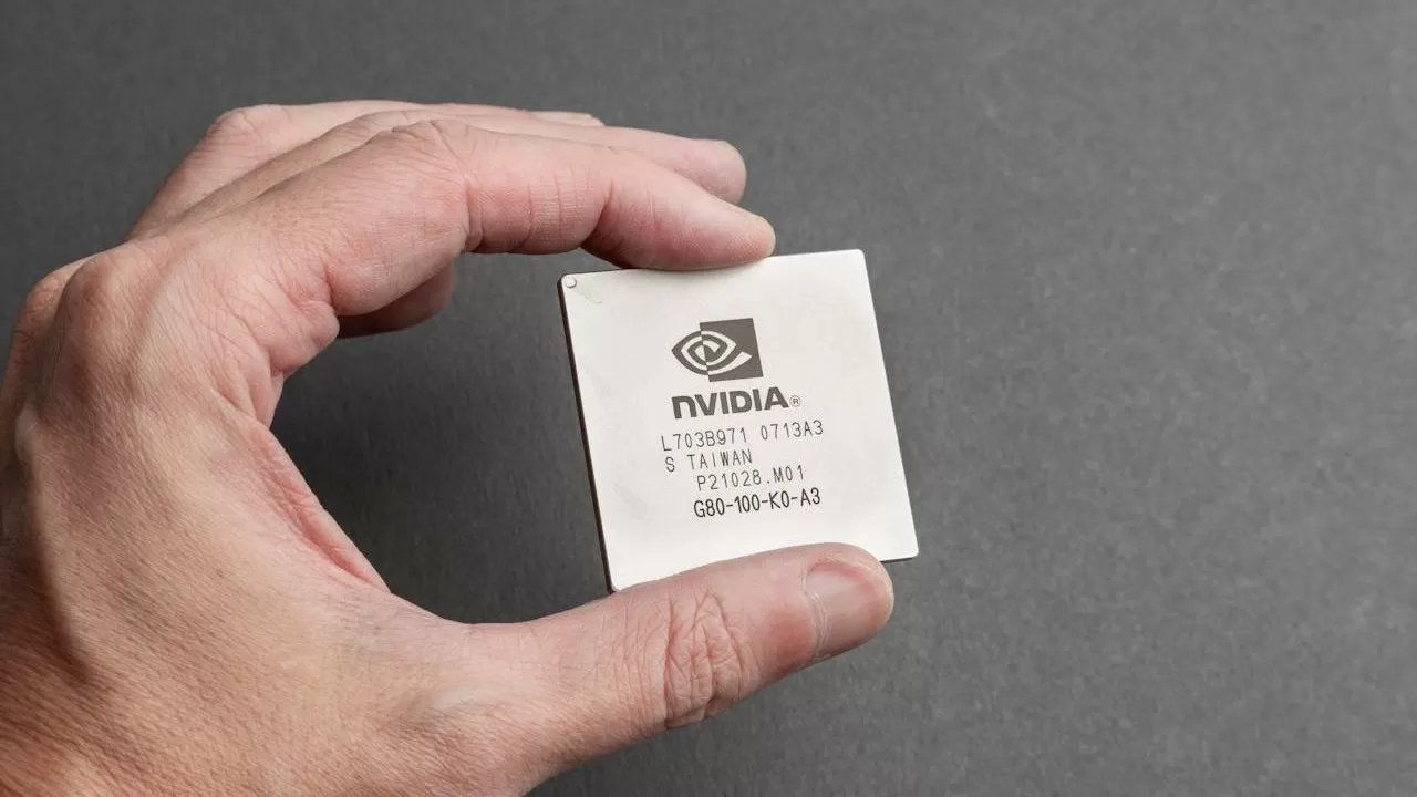Граждане Китая обвиняются в незаконных поставках ИИ-чипов Nvidia в КНР