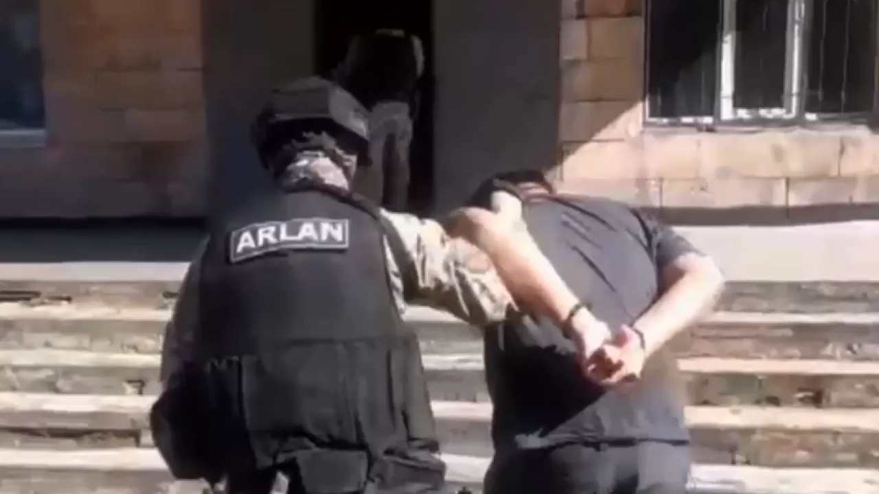 В центре Семея с ножом напали на молодого парня 