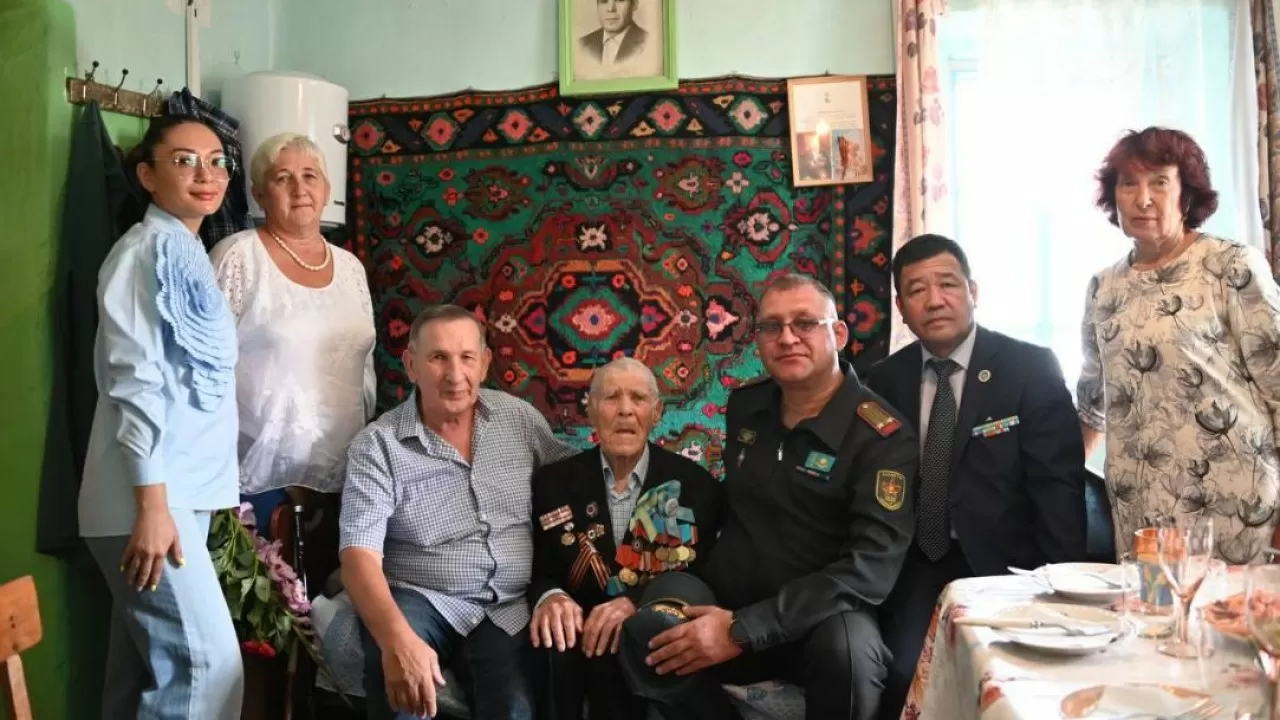 В Усть-Каменогорске поздравили с 99-летием ветерана ВОВ Макара Харина
