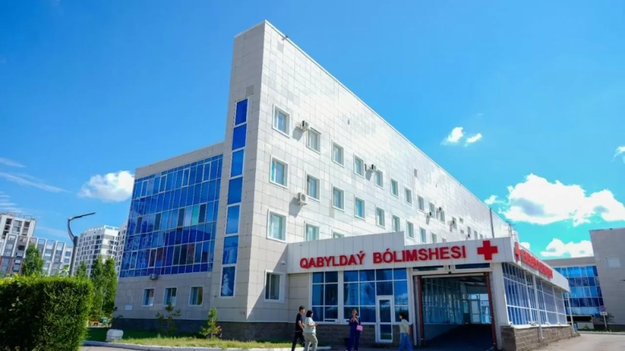 В шести больницах Астаны выставили круглосуточные полицейские посты