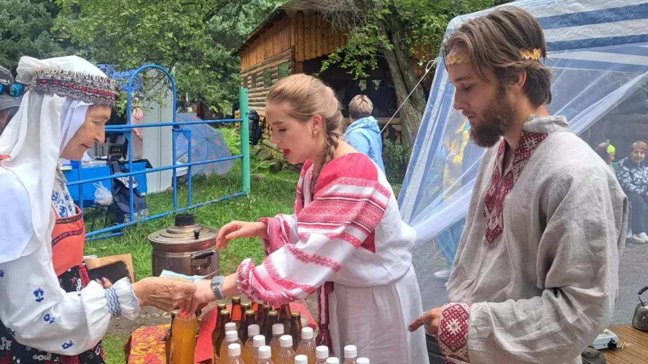Медовый спас на "Громотухе": мед, песни и хороводы под соснами 