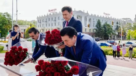 Астанада ақын Абайдың ескерткішіне гүл шоқтарын қою рәсімі өтті