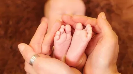 Полицейские Алматы приняли роды прямо в патрульной машине 