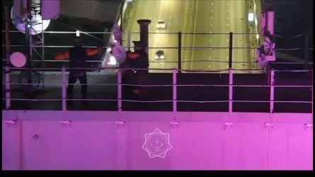 Мужчина забрался на опору моста в Семее