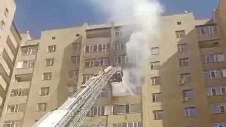 Астанада көпқабатты үйдің 9-қабатындағы балкон өртенді