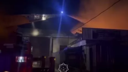 Масштабный пожар по повышенному рангу тушили на складе на юге Казахстана 