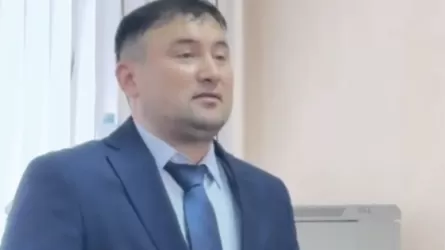 «Енді сенің аяғыңды сүйейін бе?»: Ақтөбеде мемлекеттік қызметші жазаланды