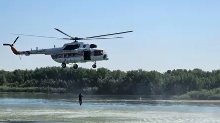 Поисково-спасательную "игру" с вертолетом Ми-8 провели в Павлодаре