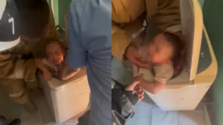 Атырауда 2 жасар бала кіржуғыш машинаға қысылып қалған