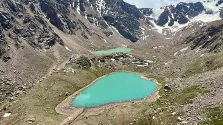 Зачем казахстанские спасатели сбрасывают воду из мореных озер