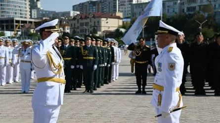Военно-морской флаг Казахстана вновь подняли в Актау 