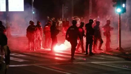 Более 40 полицейских ранили во время протестов в Сербии 