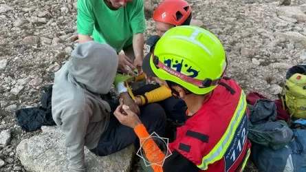 Алматы тауларында жасөспірімнің үстіне тас құлаған
