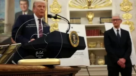 Apple басшысы Трампқа алтын тұғырдағы кәдесыйды тарту етті