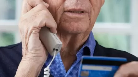 Астанада журналист пен полицей қарияны алаяқтардан құтқарды