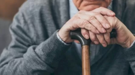 Атырауда 80 жастағы зейнеткер өзіне қарайласпаған 8 баласы мен немересінен алимент өндіріп алды